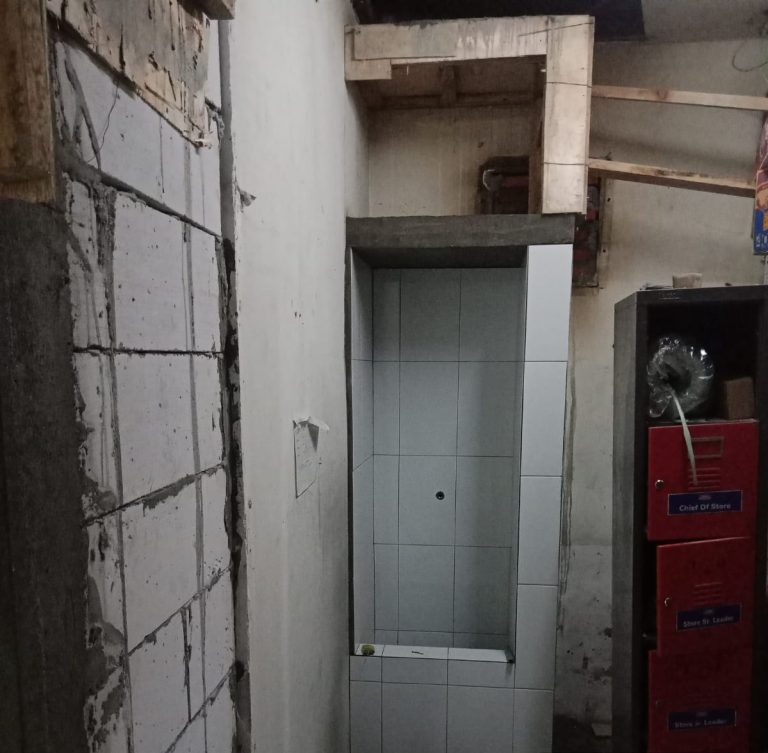 toilet minimarket