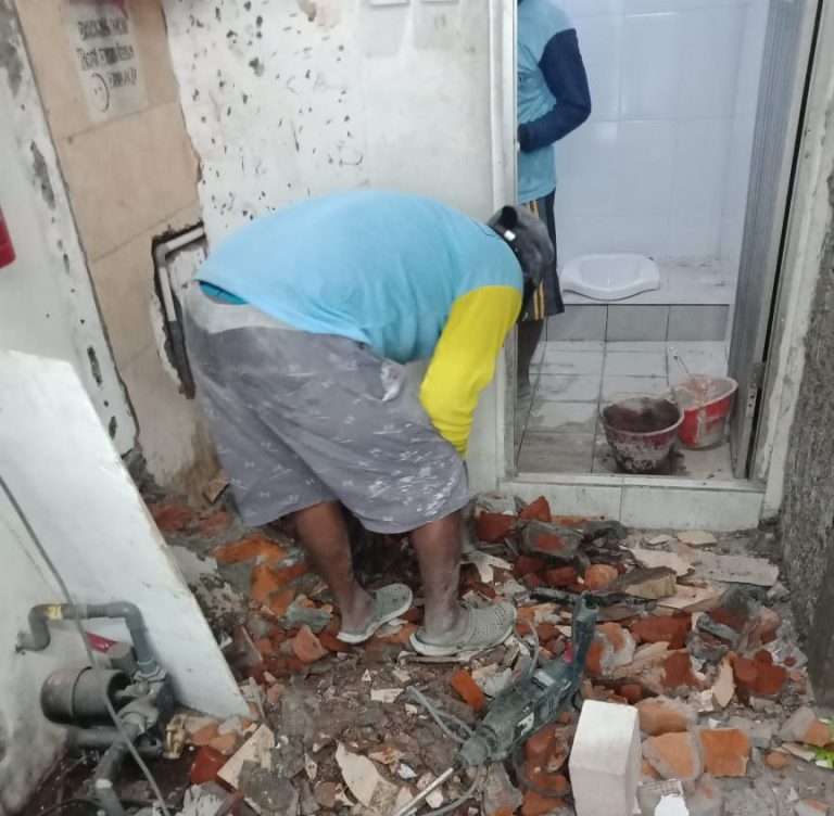 bongkar tembok kamar mandi indomaret
