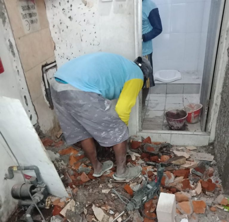 pembongkaran tembok kamar mandi minimarket